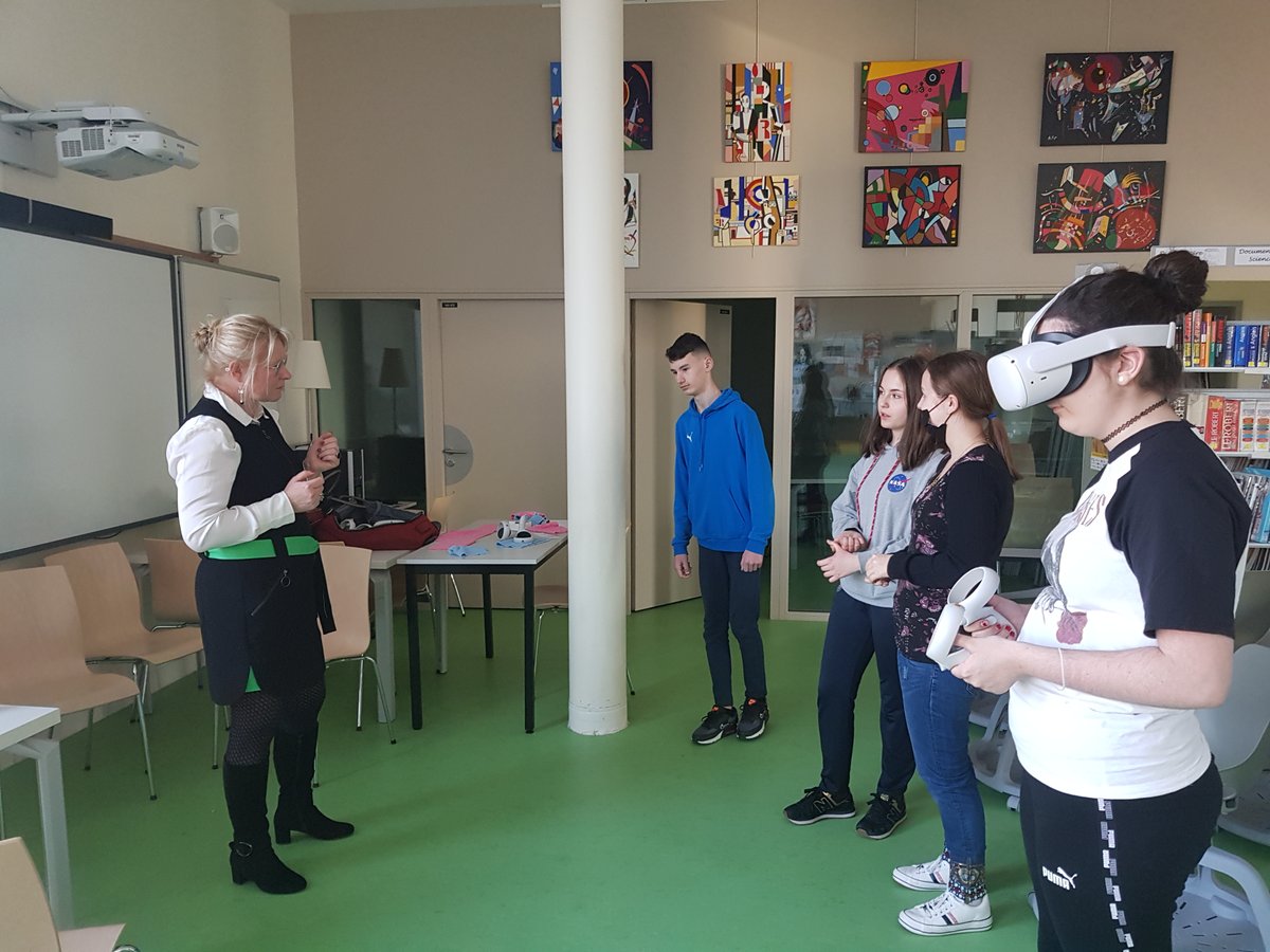LanzerotiSandr1's tweet photo. Escape game franco-allemand dans la #réalité_virtuelle : derniers préparatifs des élèves du club science pour le concours C génial. Un grand merci à nos partenaires :  section SI du #lycéeCondorcet de Schoeneck , @ESJ du territoire de Forbach et #lycée_Pierre_et_Marie_Curie https://t.co/sn4Q61tURF