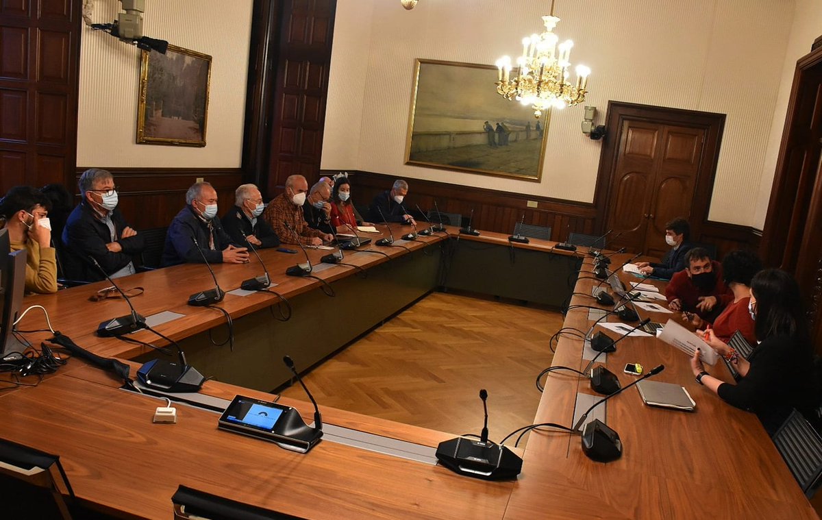 AVVCanSantJoan's tweet photo. La Plataforma antiincineración de Montcada, en el parlament pidiendo el cierre de la fábrica de Lafarge.
#Montcada #MedioAmbiente #confavc #favb #canbioclimatico #noalaincineración https://t.co/FKyaf6ephf