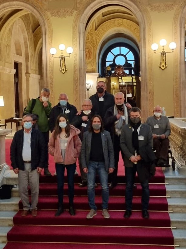 AVVCanSantJoan's tweet photo. La Plataforma antiincineración de Montcada, en el parlament pidiendo el cierre de la fábrica de Lafarge.
#Montcada #MedioAmbiente #confavc #favb #canbioclimatico #noalaincineración https://t.co/FKyaf6ephf