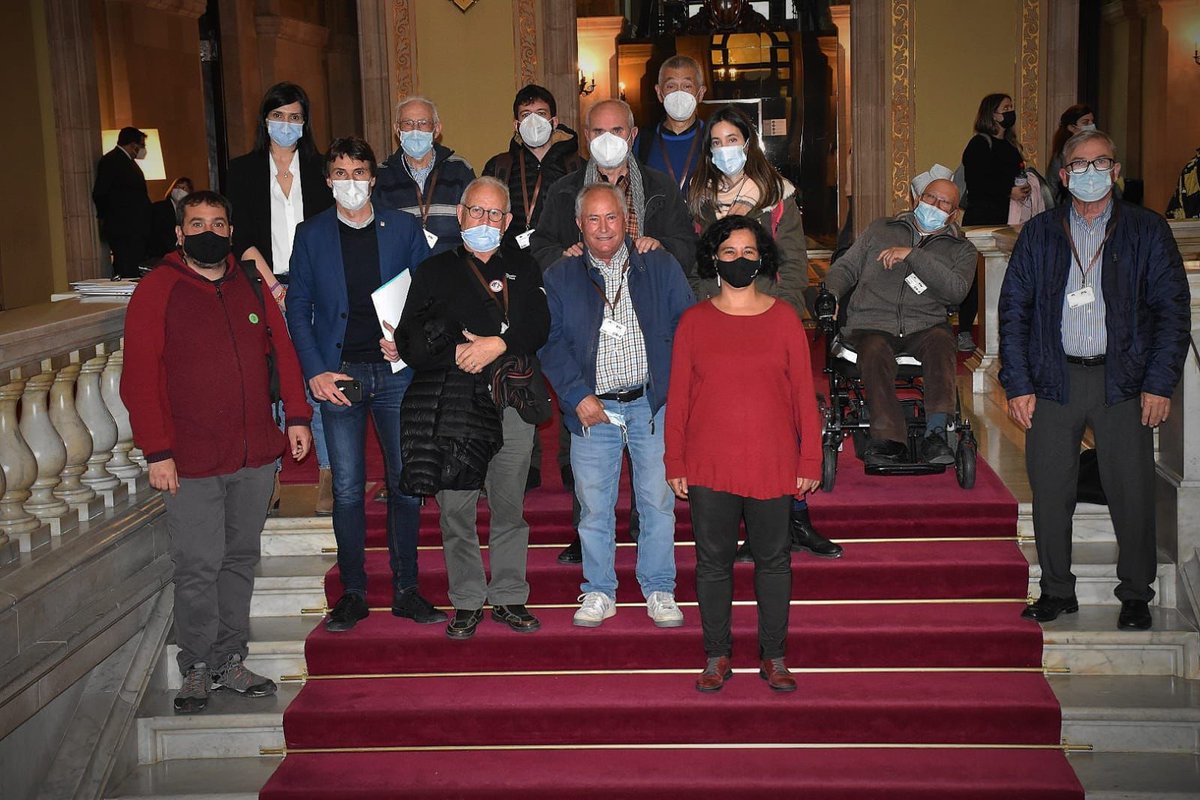 AVVCanSantJoan's tweet photo. La Plataforma antiincineración de Montcada, en el parlament pidiendo el cierre de la fábrica de Lafarge.
#Montcada #MedioAmbiente #confavc #favb #canbioclimatico #noalaincineración https://t.co/FKyaf6ephf