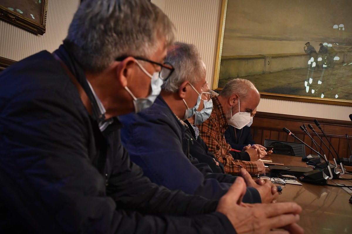 AVVCanSantJoan's tweet photo. La Plataforma antiincineración de Montcada, en el parlament pidiendo el cierre de la fábrica de Lafarge.
#Montcada #MedioAmbiente #confavc #favb #canbioclimatico #noalaincineración https://t.co/FKyaf6ephf