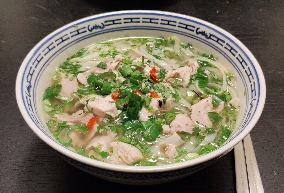 Todays evening menu: Pho Ga traditional vietnamese soup 🍲

And yes these are a fork and spoon, still can't eat with chopsticks 🥢
