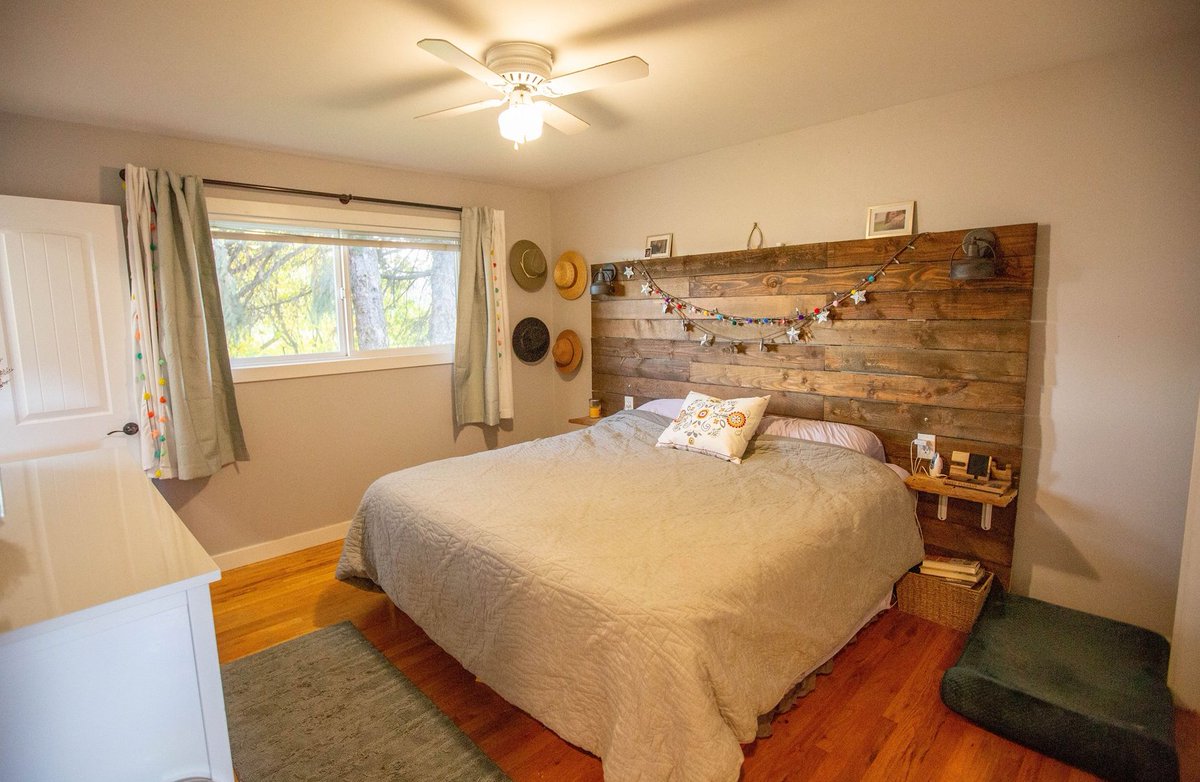WRE_TheGorge's tweet photo. New on the Market!
📍908 E 19th The Dalles, OR 97058
3 Bed | 3 Bath | 2,340 SF
Listed at $449,000

Property Features: 
- Newly remodeled Kitchen with Quartz counters 
- Bonus Room Downstairs
- Deck overlooking Scenic Views 

MLS# 22066727
Listed By Rachel Brown
(541) 298-4451 https://t.co/ZjlQ9yy56b