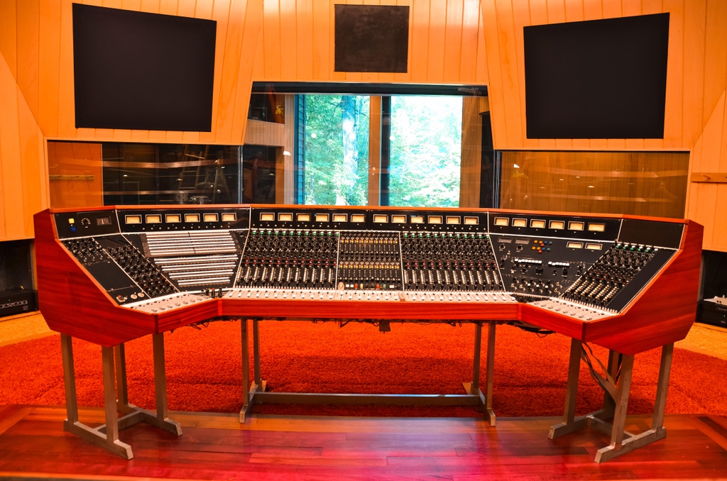 pachydermstudio's tweet photo. We’ve had many different consoles at Pachyderm, including a Neve 8086, a Helios Type 69 and our current console—the API Discrete. Perfect for any genre, the API Discrete is the best API console ever made. @thisisapiaudio #recordingengineers #recordingconsole #vintageapi https://t.co/hs1qNrtHiR
