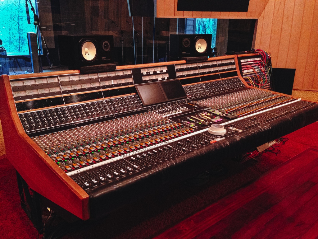 pachydermstudio's tweet photo. We’ve had many different consoles at Pachyderm, including a Neve 8086, a Helios Type 69 and our current console—the API Discrete. Perfect for any genre, the API Discrete is the best API console ever made. @thisisapiaudio #recordingengineers #recordingconsole #vintageapi https://t.co/hs1qNrtHiR