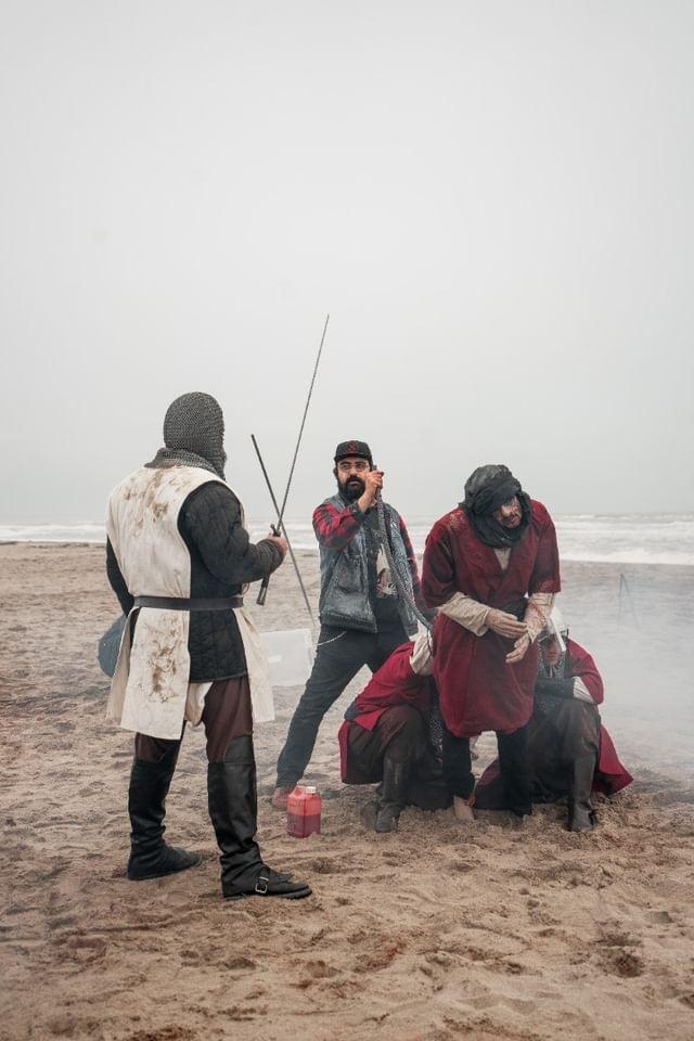 Romain_Houles's tweet photo. "Roro à la plage" 
Il se cache dans le sable pour tirer du sang au visage des gens ! 
Et t'apprend à couper des têtes !
*Au pays de Romain, on rigole bien...* 🎶🎶🎶
Sur le tournage de "The Tearless Knight", par @SandyBlancoOff et l'@Iutbeziers !
Avec @Joey_Rudolf et @Orbald ! https://t.co/WAbl200CSK
