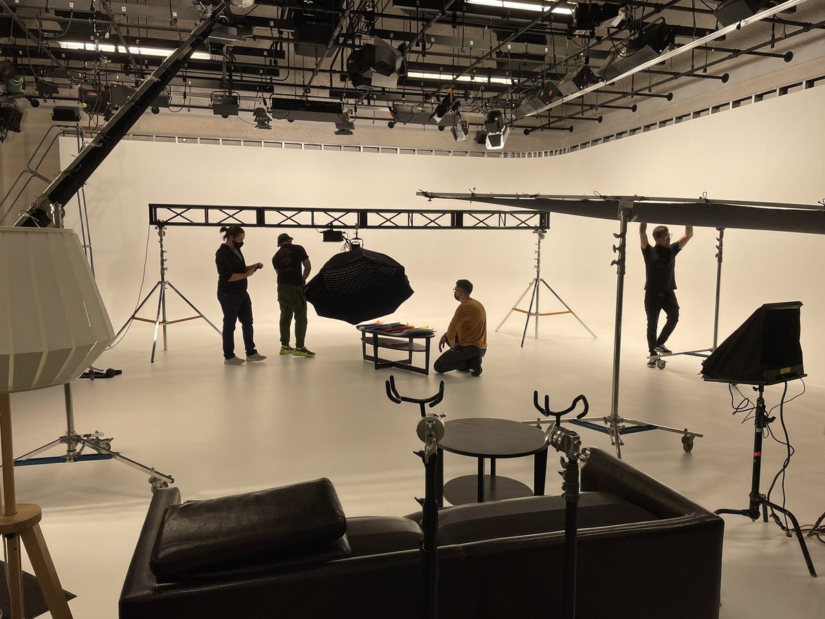 Stuart__Peck's tweet photo. Studio shoot today! Always enjoy the peace and quiet of being in a controlled space. 😁 #production #soundspeeds #Video https://t.co/72eMduWJ64