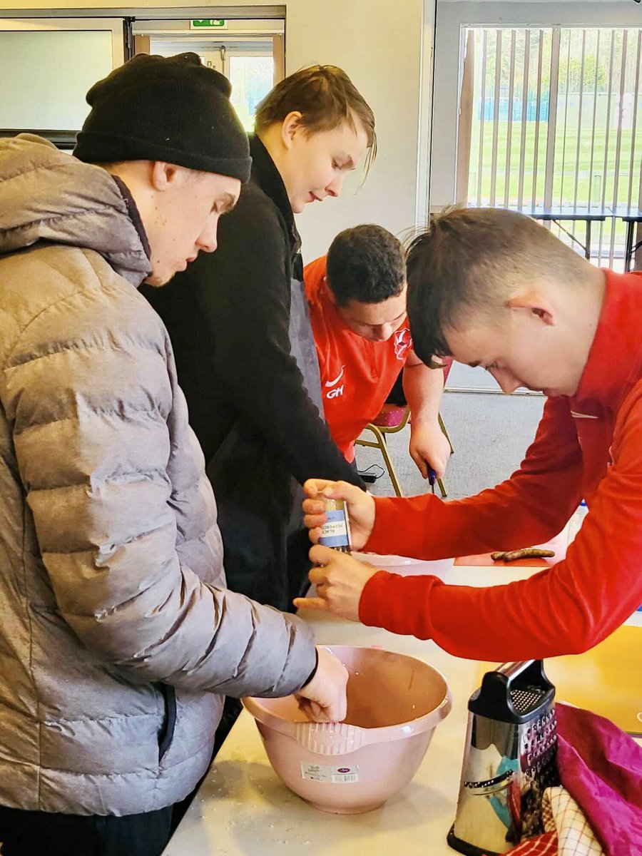 sportsconnectUK's tweet photo. 🗣 Huge well done and thank you to our students at @ksports_1 who cooked us all the most delicious carbonara today. Big thanks to Ted from The Clam in Camber for coming in to show them the ropes. 😋 #independentlivingskills 

#InspireMotivateEducate #PowersOfSport #Sport4All https://t.co/ccygQauw8C