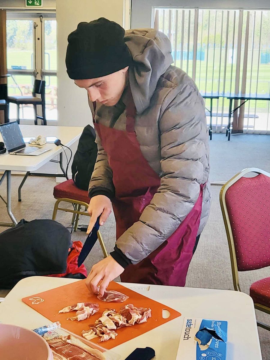 sportsconnectUK's tweet photo. 🗣 Huge well done and thank you to our students at @ksports_1 who cooked us all the most delicious carbonara today. Big thanks to Ted from The Clam in Camber for coming in to show them the ropes. 😋 #independentlivingskills 

#InspireMotivateEducate #PowersOfSport #Sport4All https://t.co/ccygQauw8C
