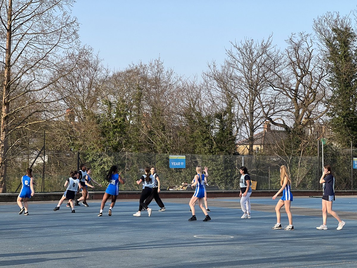 Well done to our amazing senior Netball squad who this evening won 15-8 away in London at Fortismere School. Amazing efforts, girls! #SHLASport #OneAET | 🏐☀️