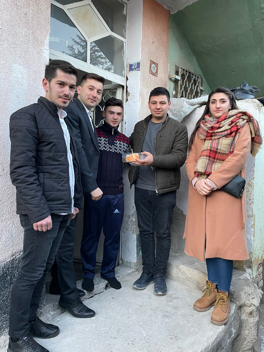 AkGenclikAfyon's tweet photo. 📍Bugün 22.03.2022

S Ü R P R İ Z...🎂🥳

İl Gençlik Kolları Yönetim Kurulu Üyelerimiz, genç seçmenlerimizin çat kapı doğum günlerini kutlayarak Cumhurbaşkanımız @RTErdogan'ın selamlarını iletti.☺️

Mutlu Yıllar Gençler...🎉 https://t.co/7fQ9dIlQSd