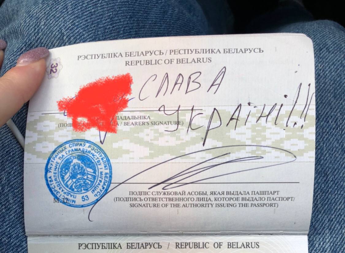VasyaTerkina's tweet photo. Паспорта граждан Белоруссии, которые возвращались домой через границу Украины.
Вот как к ним относиться нормально, если они больные на всю голову? https://t.co/OtEcLxIo7Q