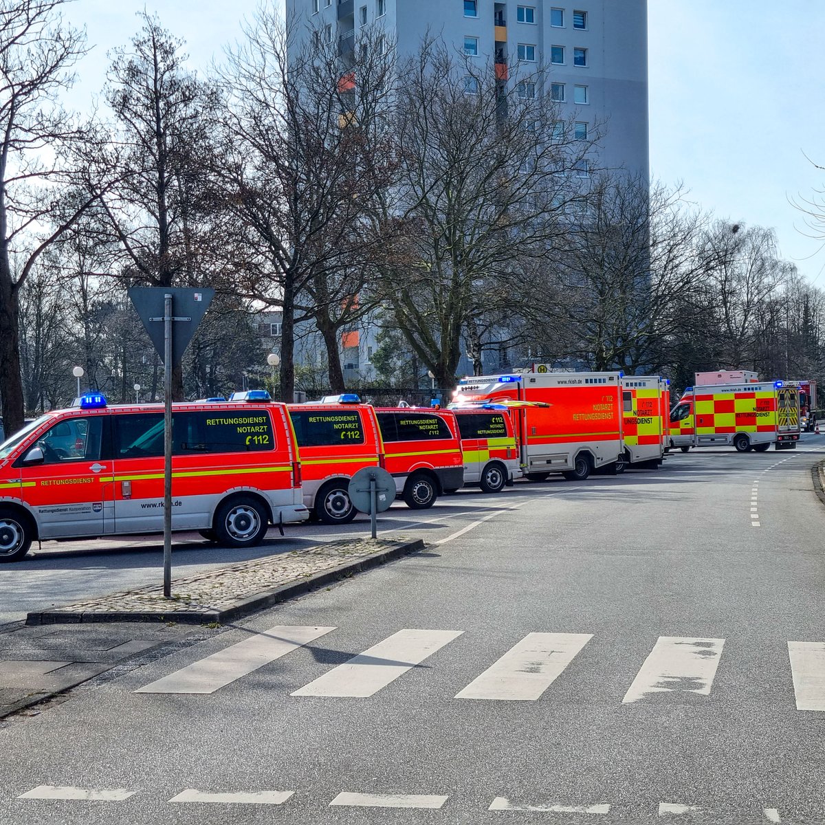 rkish_de's tweet photo. Reizgasaustritt in Elmshorner Gemeinschaftsschule

Sechs Schülerinnen und Schüler mussten mit Atemwegsreizungen in ein Krankenhaus transportiert werden.

https://t.co/ha4Bz9XW0F

#RKiSH #Rettungsdienst #Feuerwehr #Einsatz https://t.co/ZGOByEtHkz