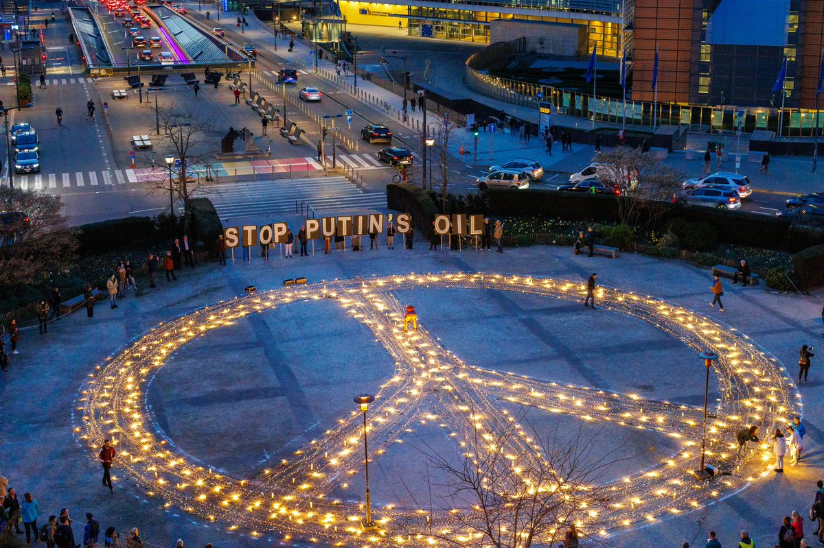 Avaaz's tweet photo. Europe must stop fueling Putin’s war chest - TODAY

This evening we lit a symbol of peace in Brussels ahead of the #EUCO meeting. Now is the time for EU leaders to stop importing Russian oil! #StandWithUkraine #StopPutinsOil https://t.co/eo1ADSMWc9