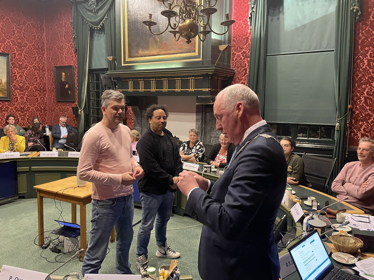 Vertrekkende raadsleden <a href="/emilevanmarle/">Emile van Marle</a> (MEGA) en <a href="/dstmp/">Derrick Stomp</a> (VVD) krijgen van burgemeester Eduard van Zuijlen de zilveren gemeentespeld uitgereikt voor hun jarenlange verdiensten.