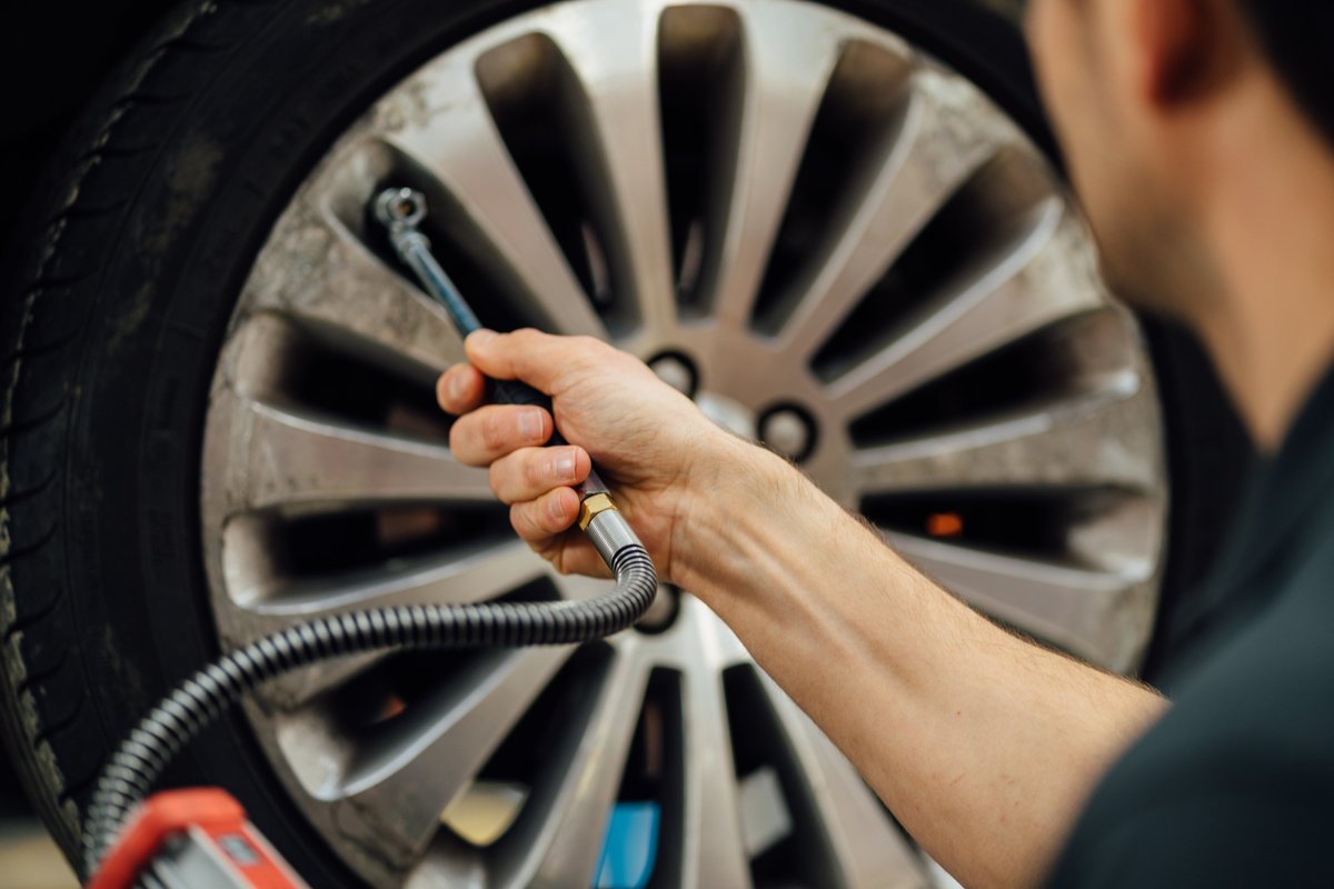 txquicklane's tweet photo. At Quick Lane, we want to arm you with the necessary tips to keep your car running smoothly, that includes things you can do on your own. Next time you gas up check your tire pressure. Our tires can get low without us even knowing. #TXQuickLane #TirePressure https://t.co/ay7sSw7gN6