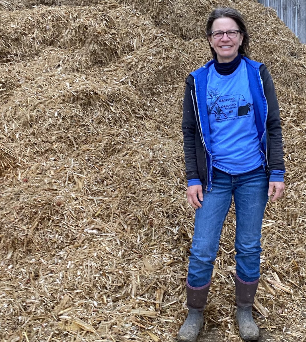 JoanRuskamp's tweet photo. In #Nebraska we utilize a variety of products in our cattle diets thanks to corn.  We have rolled corn, earlage, modified wet distillers, corn silage and corn stalks for added roughage as shown behind me. This is part of our cattle to beef story. #GrowingNebraska #TalkAboutAg https://t.co/RMj7rkN7My
