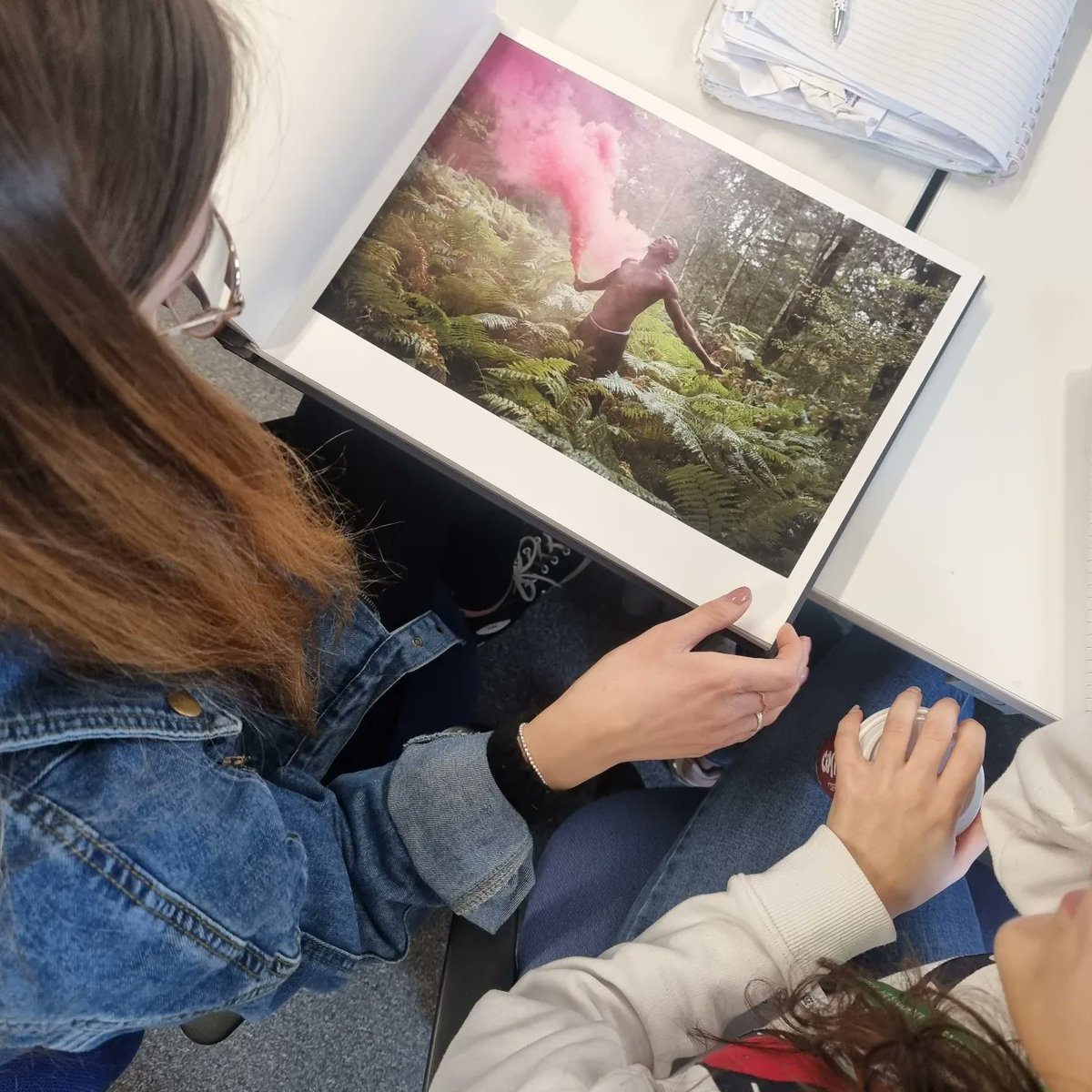 photo_hastings's tweet photo. Lovely to have fantastic photographer @Benjamin_Youd visit and to see his beautiful work close-up. Thank you for coming Ben, and for all the great advice you gave our fledgling photographers ๐ธ
#photography #portraits #photographydegree #photographycareer #escdegrees https://t.co/fYXxePryt9