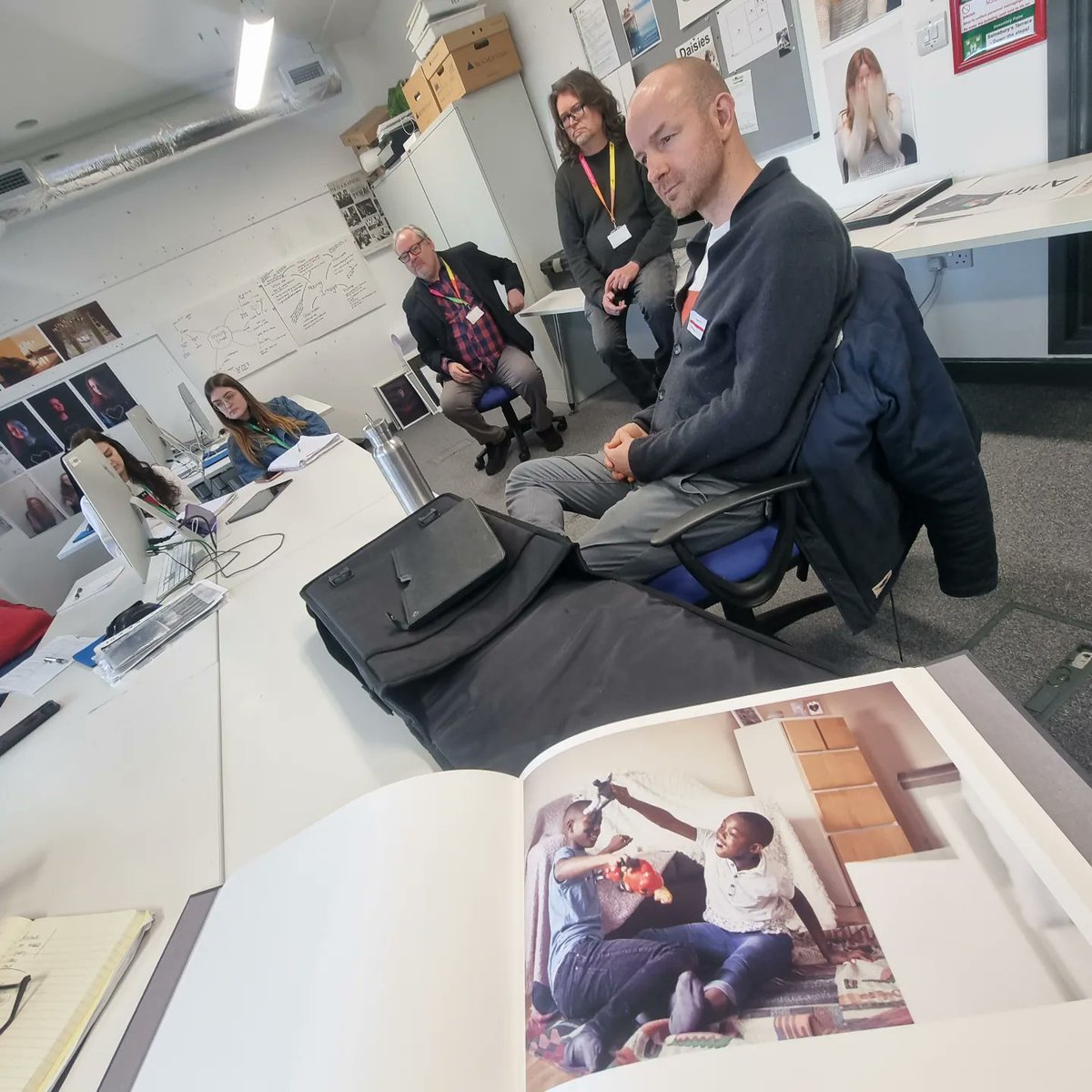 photo_hastings's tweet photo. Lovely to have fantastic photographer @Benjamin_Youd visit and to see his beautiful work close-up. Thank you for coming Ben, and for all the great advice you gave our fledgling photographers ๐ธ
#photography #portraits #photographydegree #photographycareer #escdegrees https://t.co/fYXxePryt9