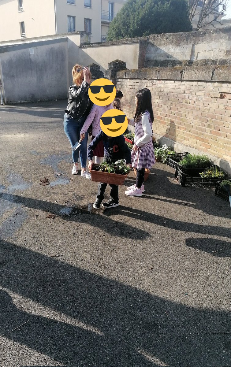 EcoleCentre's tweet photo. #sam2022 accueil des parents, jeux mathématiques, jeux de lecture, ateliers jardinage, hôtels à insectes...une belle journée avec la visite de notre partenaire québécois @DSDEN_Aisne @OlivierPetit02 @csmbourgeoys @soissons @ienSoissons https://t.co/i1Gs6kuT6R