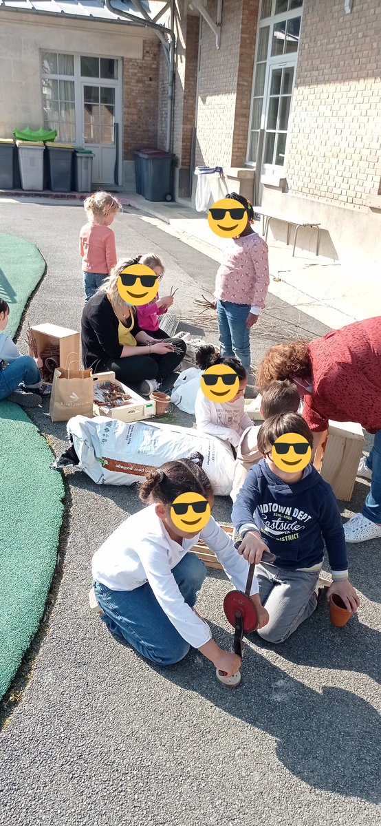 EcoleCentre's tweet photo. #sam2022 accueil des parents, jeux mathématiques, jeux de lecture, ateliers jardinage, hôtels à insectes...une belle journée avec la visite de notre partenaire québécois @DSDEN_Aisne @OlivierPetit02 @csmbourgeoys @soissons @ienSoissons https://t.co/i1Gs6kuT6R