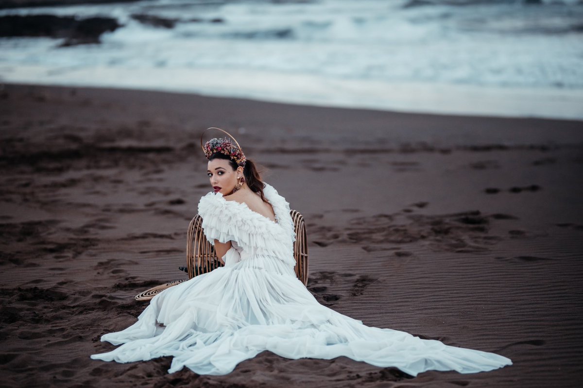 MusakTocados's tweet photo. Vestida de mar 🌊
#MuSak #HeadpiecesandMore
Fotografía: @maria.novo 
Vestidos: @aureliagil.novias 
Modelo: @michellerooficial
Hair style: @byaidaramos 
Make up: @elenapetinalbeaute 
Ramo y tocados: @musak_tocados 
#novias #boda #tocados #corona #flores #wedding #headpiece #bridal https://t.co/7TakNJVKCH