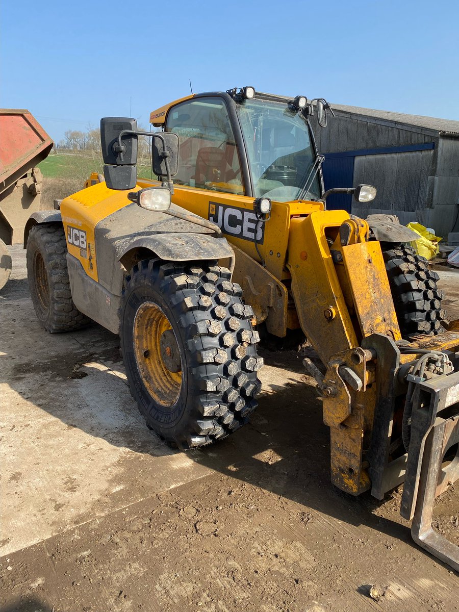 terryelseytyres's tweet photo. Jcb having a couple of 460/70r24 michelin bibload fitted today.

The Michelin BibLoad Hard Surface is a tough Diamond tread tyre designed for backhoe loaders, loaders and telehandlers. @MichelinAgriUK https://t.co/HQSn8THAZe