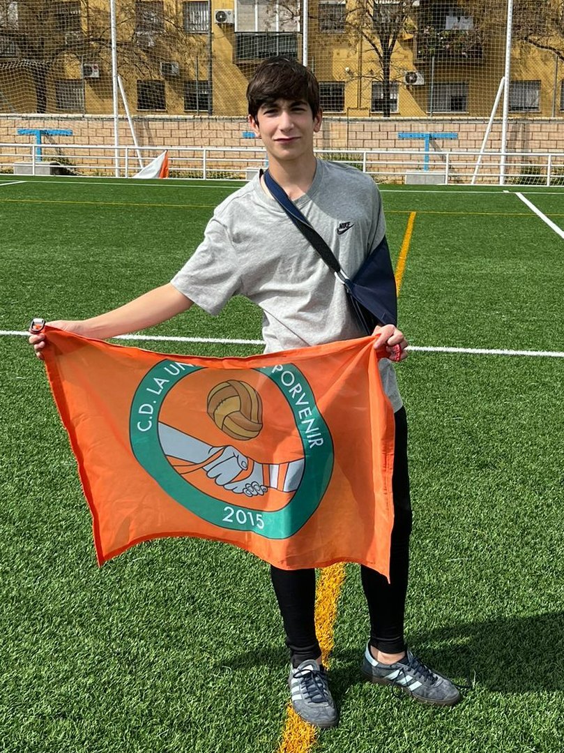 LaUnionPorvenir's tweet photo. 😍💪 ¡Orgullo de capitán! Rodrigo Pereira, referente en el Infantil A, se recupera de una lesión en la clavícula, lo que no le ha impedido estar en los partidos para animar al equipo 👏🏻.
¡Esperamos con ganas tu vuelta al césped! ¡Eres pura Unión!
#Vamoscapi #VamosUnión https://t.co/7T40rbVQrg