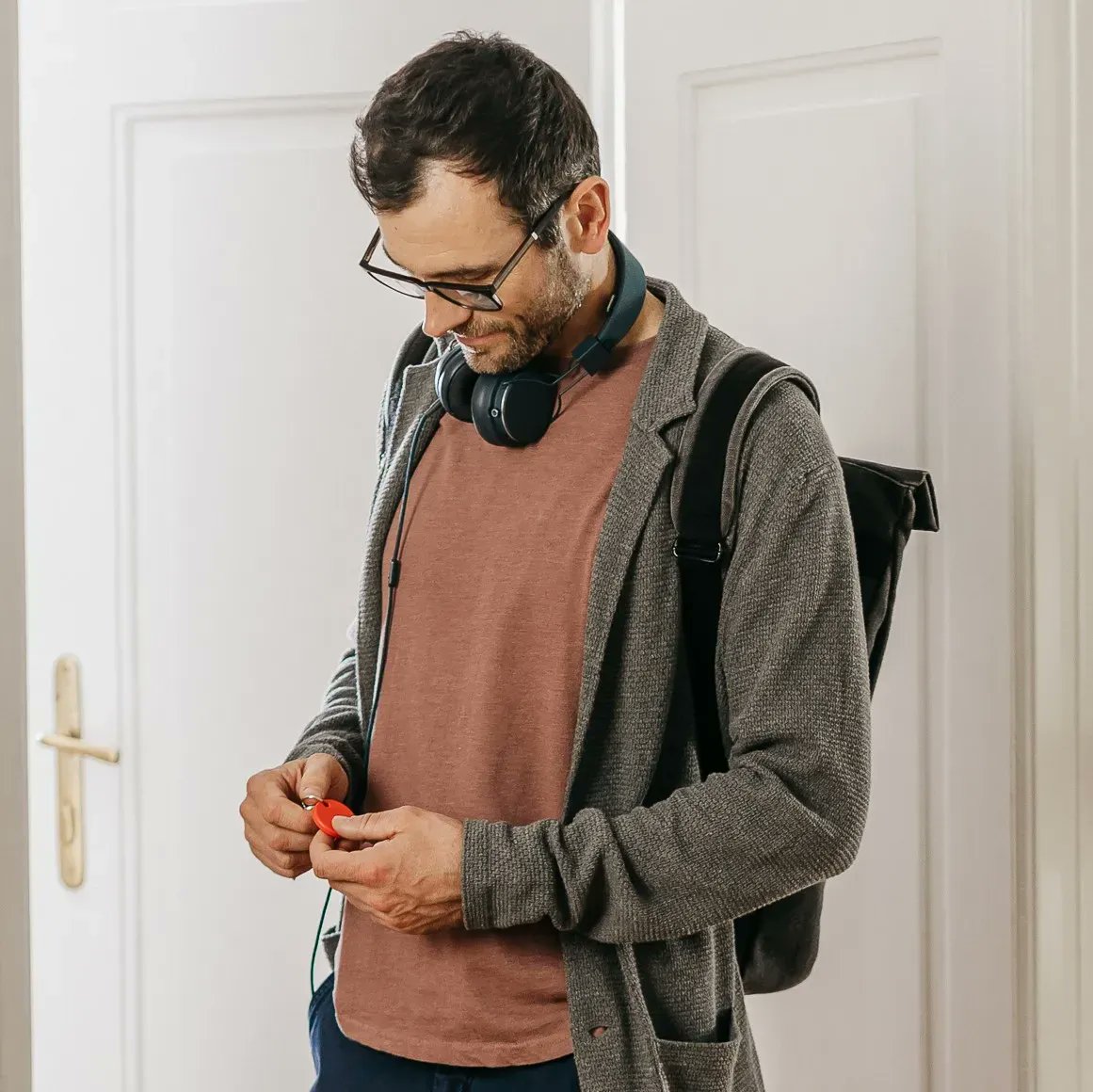 ChipoloTM's tweet photo. When leaving the house, you got to make sure you have all the essentials. Chipolo helps you not to be late again, and it finds your phone, keys, or wallet with just one ring.
What is the one thing you search for the most when rushing out the door?
#Chipolo #findmykeys https://t.co/vVI1CbfBfp