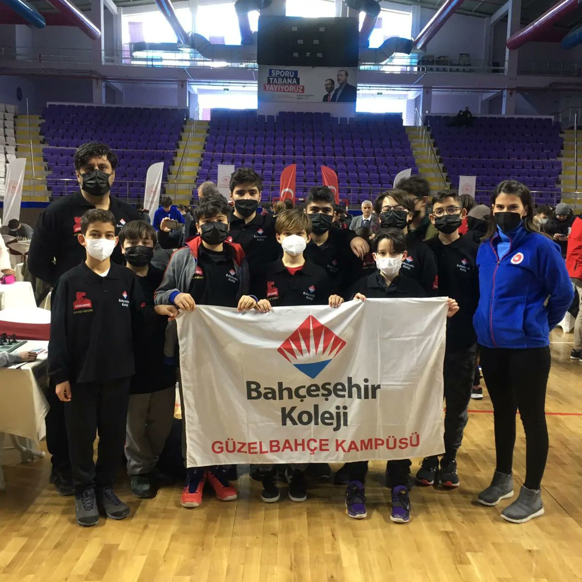 BK_Guzelbahce's tweet photo. Burdur'da düzenlenen Küçükler Satranç Grup Birinciliği yarışmalarında,okulumuz Küçükler Satranç Takımı grup olarak, 25-29 Nisan tarihleri arasında Sivas'ta yapılacak olan Türkiye Şampiyonası'na katılmaya hak kazandılar.Öğrencilerimizi tebrik ederiz 👏👏 https://t.co/z8CSx7vlwW