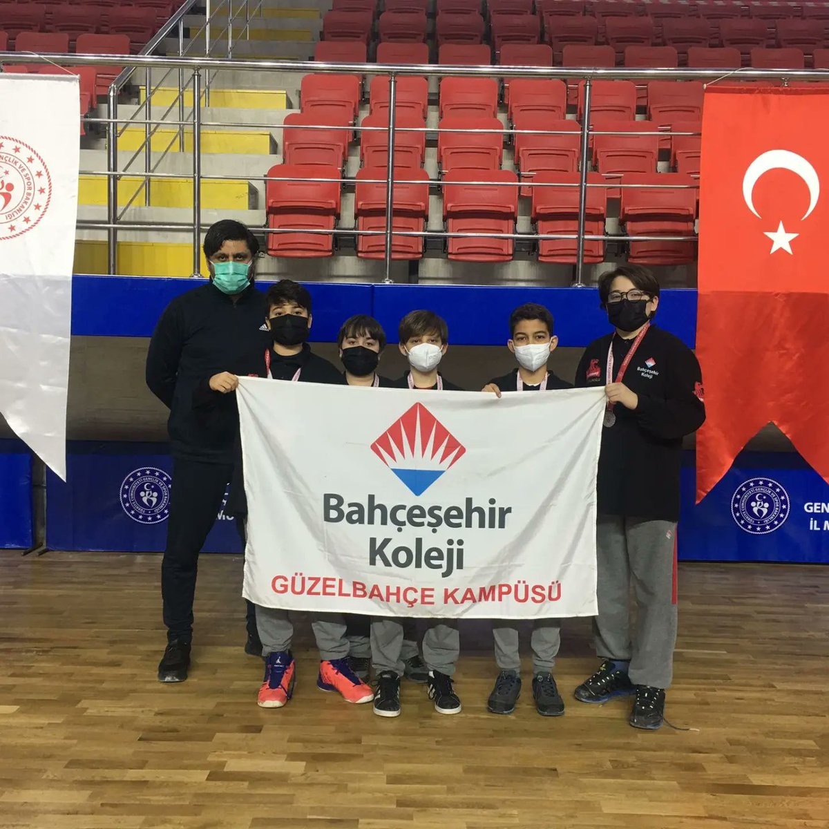 BK_Guzelbahce's tweet photo. Burdur'da düzenlenen Küçükler Satranç Grup Birinciliği yarışmalarında,okulumuz Küçükler Satranç Takımı grup olarak, 25-29 Nisan tarihleri arasında Sivas'ta yapılacak olan Türkiye Şampiyonası'na katılmaya hak kazandılar.Öğrencilerimizi tebrik ederiz 👏👏 https://t.co/z8CSx7vlwW