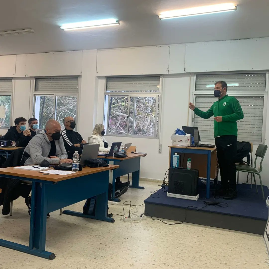 cedifa's tweet photo. ✅Curso Entrenador  PROFESIONAL  aula de Medina Sidonia.
📷Hugo Vaca ( @hugoalbertovaca ) Director de Cádiz ha presentado al profesor Abel García Núñez que impartirá la materia de Periodización.
⚽️Abiertas inscripciones para cursos intensivos ver en la web https://t.co/lscTKvJDGN