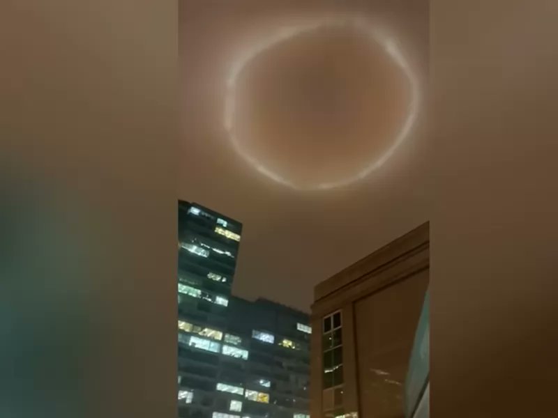 Un misterioso cerchio luminoso è apparso nei cieli di Pechino... di cosa si tratta? zpr.io/wdf58TZdgSqN