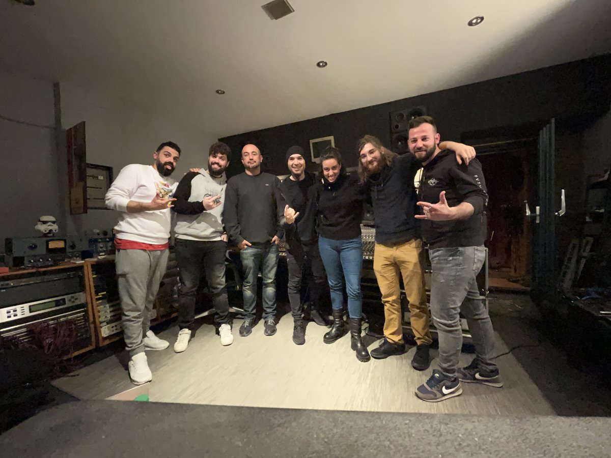 Left4EverBand's tweet image. 💿💿 ¡¡Gran equipo = Gran resultado!! 💿💿

Con las mezclas terminadas estamos un pasito más cerca de que podáis escuchar nuestro nuevo trabajo. 🎛️🎚️

Muchísimas gracias a @CarlosSober  y @AlbertoSeara  por contribuir a que todo suene de lujo.