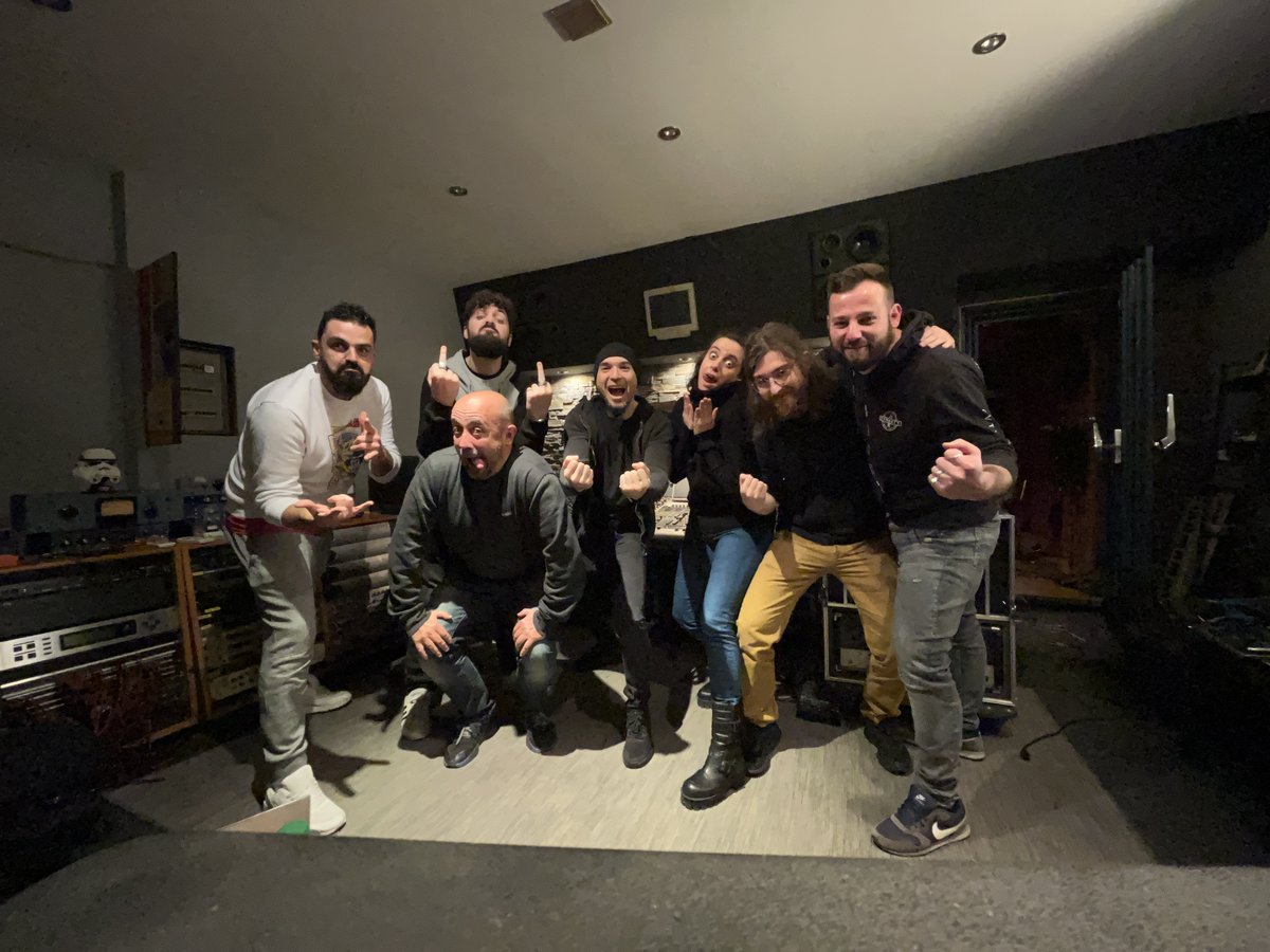 Left4EverBand's tweet image. 💿💿 ¡¡Gran equipo = Gran resultado!! 💿💿

Con las mezclas terminadas estamos un pasito más cerca de que podáis escuchar nuestro nuevo trabajo. 🎛️🎚️

Muchísimas gracias a @CarlosSober  y @AlbertoSeara  por contribuir a que todo suene de lujo.