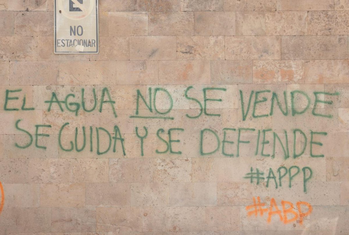 muni_unah's tweet photo. #DiaMundialdelAgua2022
En el marco de este día hacemos énfasis en la existencia de los proyectos hidroeléctricos, mineros y extractivos que contaminan, destruyen los bosques y los ríos, extinguiendo así las fuentes de agua.
¡El agua es para los pueblos y no para el capital! https://t.co/aJFiGn4IZn