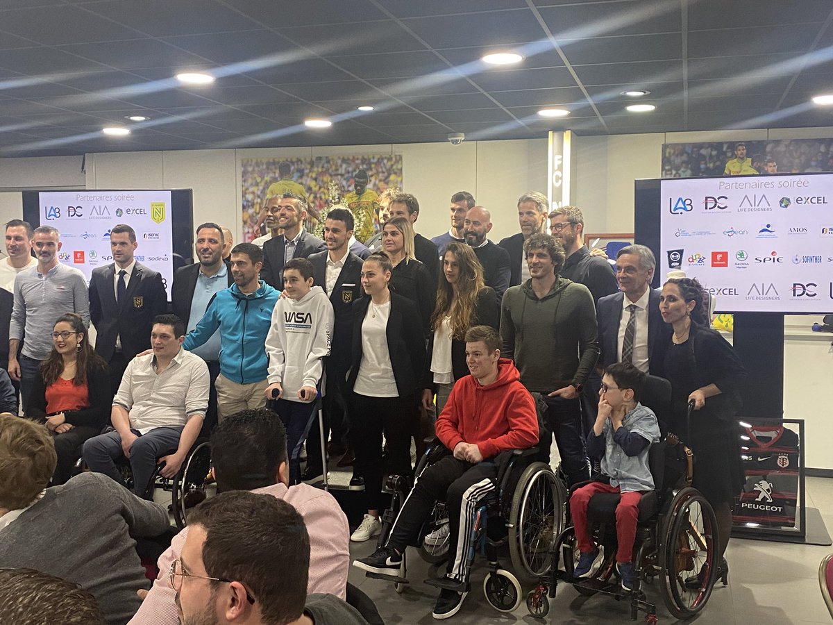 "Un maillot pour la vie" construit des ponts entre le sport de haut niveau et les enfants malades. Pour leur redonner espoir et sourire. Pour les faire vibrer et voyager. Pour donner du sens aux mots partage et solidarité. C'est si precieux...MERCI pour tout 🙏
<a href="/1MPV/">UnMaillotPourLaVie</a>