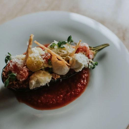 Chef patron Albert Hotzky Alberto's Italian Restaurant:
Melanzane ( vegetarisch)
Gefrituurde aubergine | crème van tomaat | geschaafde Pecorino | buffelmozzarella | basilicum.
Aubergine frite | crème de tomate | pecorino rasé | mozzarella de bufflonne | basilic.