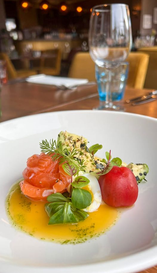 Chef Patron Dennis van Dijk van Restaurant van Dijk en de Boer Nijmegen:
Zalm l basilicum olie l mango coulis l furikake l avocado l kwartelei.
Salmon l basil oil l mango coulis l furikake l avocado l quail egg.