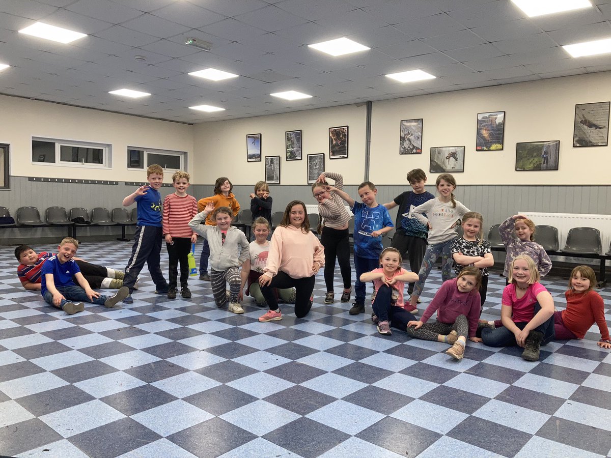 YsgolCiliauParc's tweet photo. Joio yn y twmpath! #HeiMistarUrdd #JacYDo @llangrannog1932 https://t.co/90hBTRQNUk