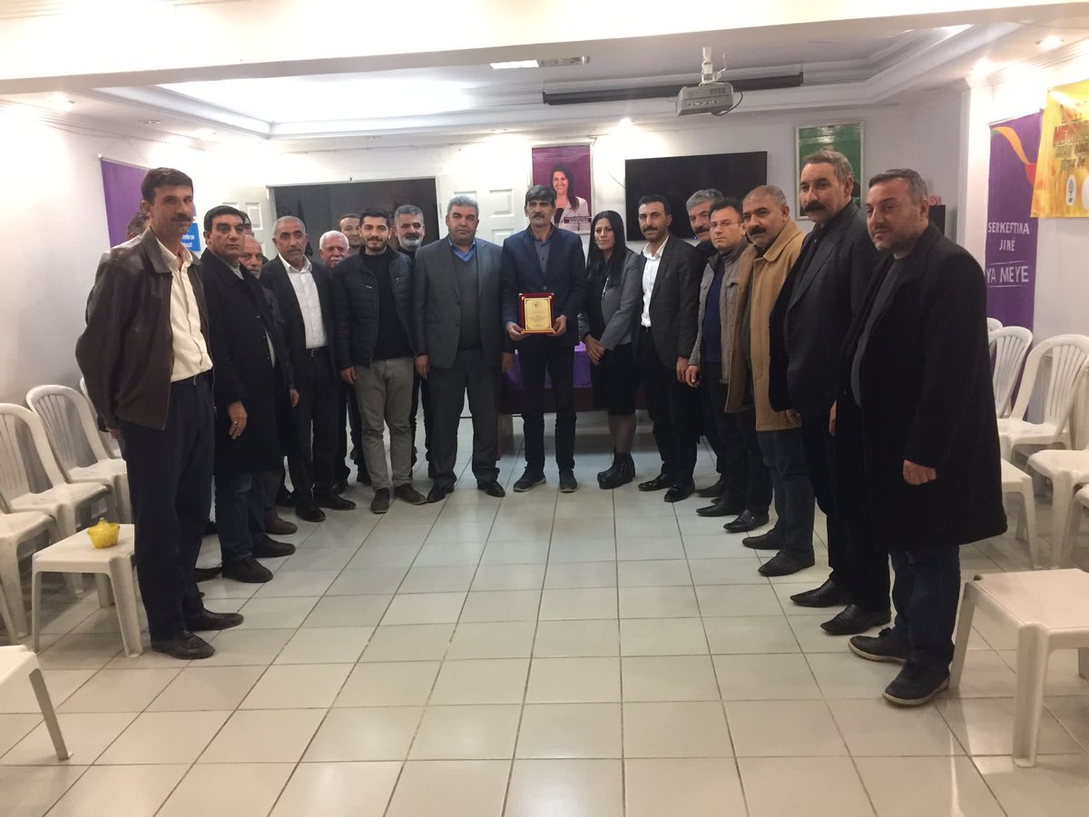 Gaziantephedep's tweet photo. Suruçlular derneği yönetimimizi ziyaret ettiler kendilerine çok teşekkür ediyoruz @surucder  @togrularya @KaraylanMehmet @GozekMikail @biniciavni @HDPantep @dilok_hdp https://t.co/F1GtbioHIJ