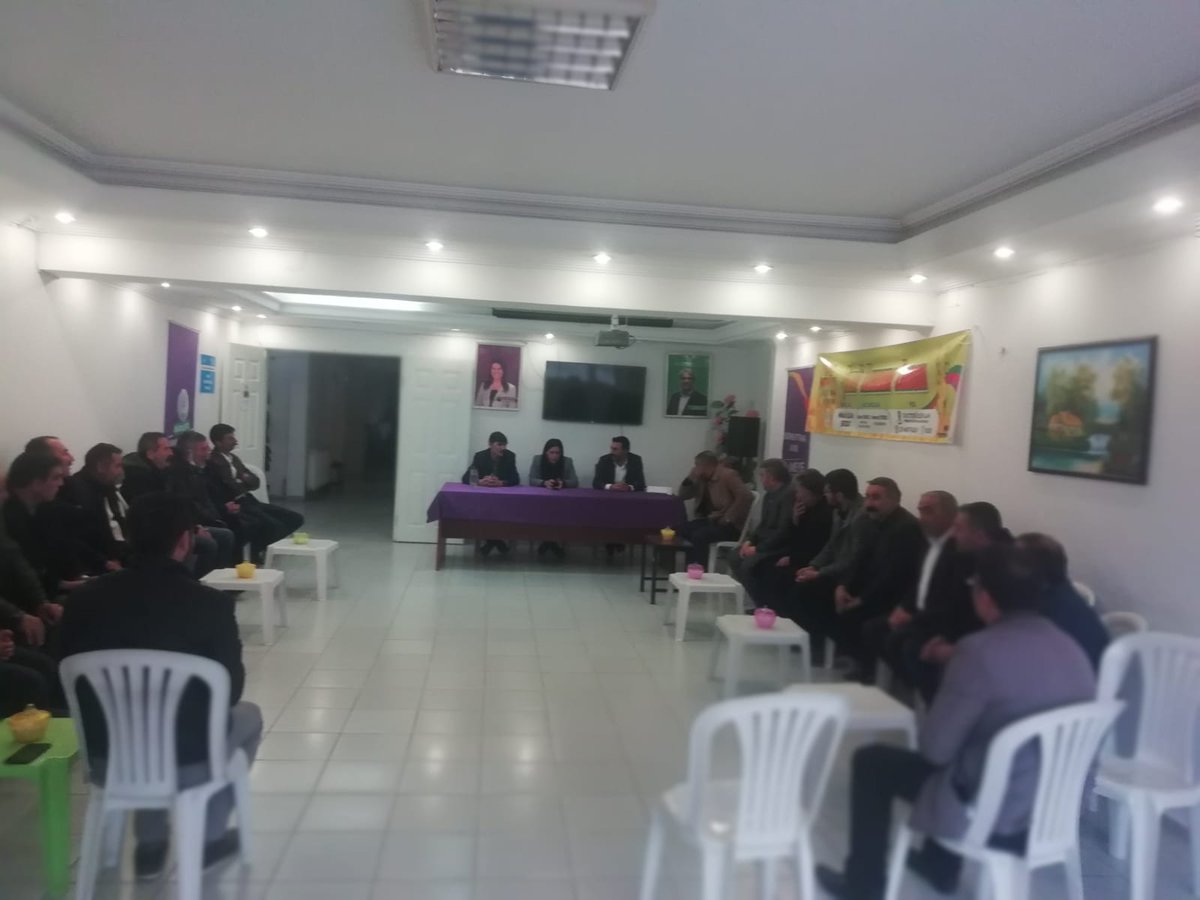 Gaziantephedep's tweet photo. Suruçlular derneği yönetimimizi ziyaret ettiler kendilerine çok teşekkür ediyoruz @surucder  @togrularya @KaraylanMehmet @GozekMikail @biniciavni @HDPantep @dilok_hdp https://t.co/F1GtbioHIJ