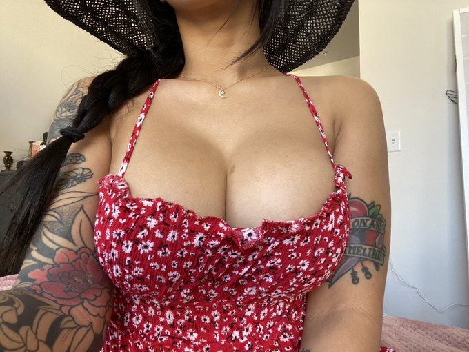 gonna go get a smoothie y&rsquo;all want anything https://t.co/u7acKWrkRj