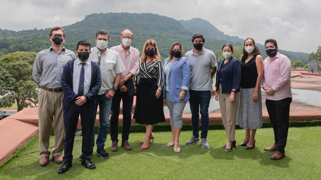 MaSalvatierraR's tweet photo. ¡Empresa y academia haciendo equipo!

Ayer tuve el agrado de reunirme con @cparedesverduga, rectora de @espol y su equipo de científicos e innovadores, para plantear soluciones ante las problemáticas del sector bananero. https://t.co/aMUwn5j0K2