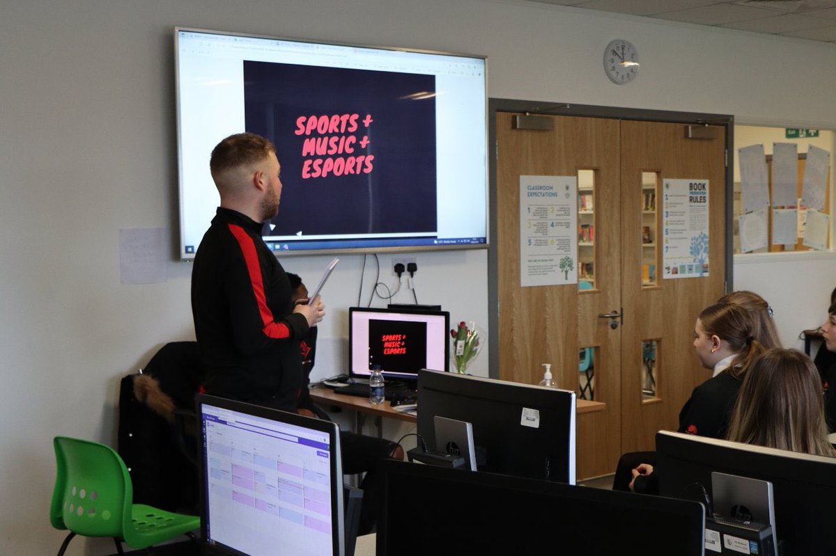 Esports workshop session a few weeks ago with @bitterne_park_school 📸

Everything we strive for at <a href="/forg4mersake/">#4Sake</a> is to educate and inspire the next generation through esports &amp; gaming.

It was great speaking to all the students and hearing there passion for esports!

#4Sake