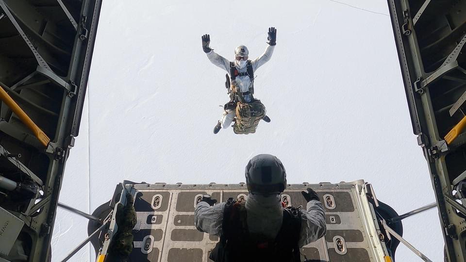 socnorth's tweet photo. U.S. #NavySEALs conduct high-altitude, low-opening (HALO) airborne operations over the Arctic Circle during #AE22, a #USNORTHCOM biennial exercise in Alaska. #SOF #SpecialOperations #USSOCOM #SOCNORTH #ALCOM #ArcticSecurity #BeyondTheWatch https://t.co/BwSGYcxoo1