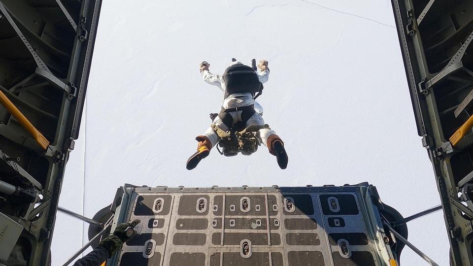 socnorth's tweet photo. U.S. #NavySEALs conduct high-altitude, low-opening (HALO) airborne operations over the Arctic Circle during #AE22, a #USNORTHCOM biennial exercise in Alaska. #SOF #SpecialOperations #USSOCOM #SOCNORTH #ALCOM #ArcticSecurity #BeyondTheWatch https://t.co/BwSGYcxoo1