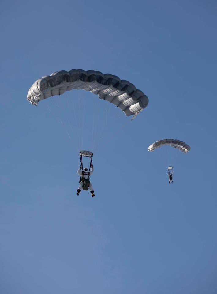 socnorth's tweet photo. U.S. #NavySEALs conduct high-altitude, low-opening (HALO) airborne operations over the Arctic Circle during #AE22, a #USNORTHCOM biennial exercise in Alaska. #SOF #SpecialOperations #USSOCOM #SOCNORTH #ALCOM #ArcticSecurity #BeyondTheWatch https://t.co/BwSGYcxoo1