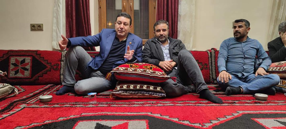 mahmutozyavuz's tweet photo. Bizler millete sevdalıyız #Harran ilçemizde #MilletinOdasında vatandaşlarımızla bir araya gelerek talep ve önerilerini dinlemeye devam ediyoruz.

Bizim için yerin ve zamanın önemi yok.
Çünkü biz gücümüzü millettimizden alıyoruz...

#BenimSevdamHarrandır
#HarranEhlineEmanet https://t.co/Zl3fCsgNaH