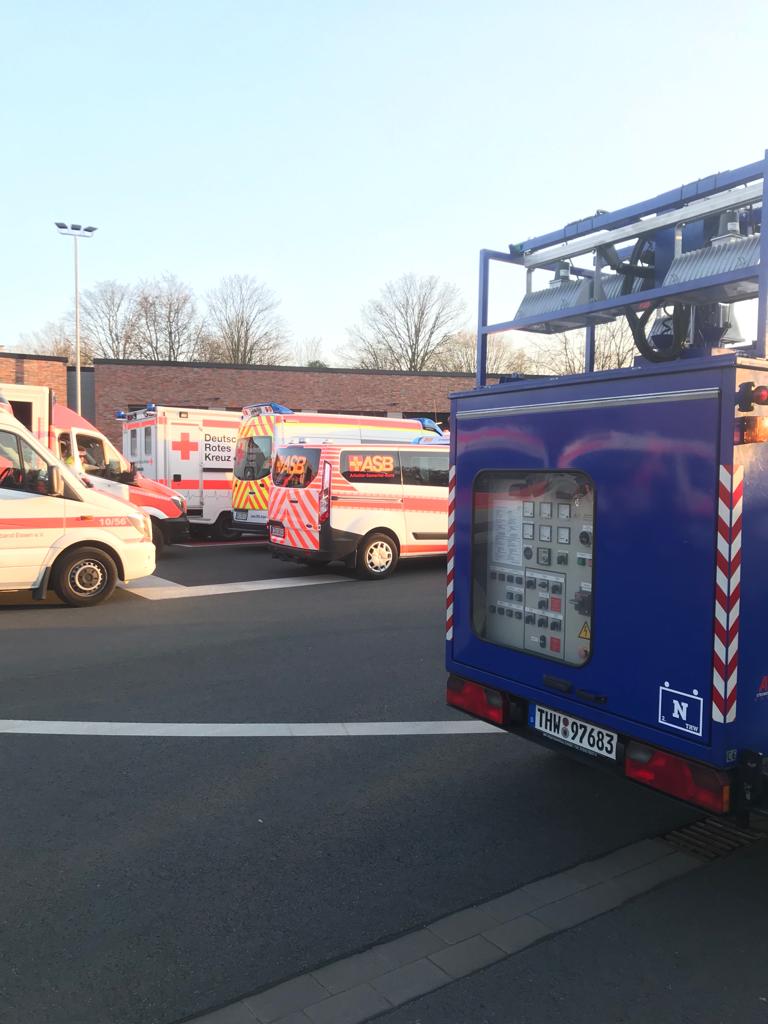 DRKGrefrath's tweet photo. Seit heute 15 Uhr sind wir in #Essen im Einsatz. Der Betreuungs-Kombi 2.0 und drei Helfer unterstützen bei einer Evakuierung aus Anlass eines Bombenfundes. #DRK #Grefrath https://t.co/m3I1sf3aYP